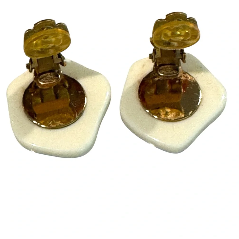 Vintage Chanel White CC Black Camellia Resin Clip on Earrings 💯 authentic - Picture 4 of 6